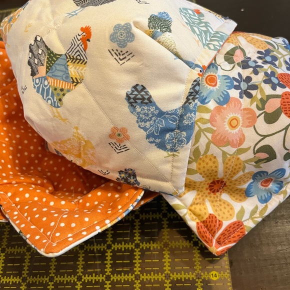Chickens/flowers /polka dots
Bowl cozies Microwavable/reversible 
100% cotton - Picture 2 of 3